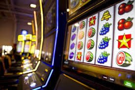 Meja live casino raja96 dengan dealer profesional dan suasana kemenangan